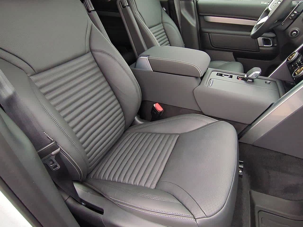 Thumbnail: 2026 Land Rover Discovery - 23