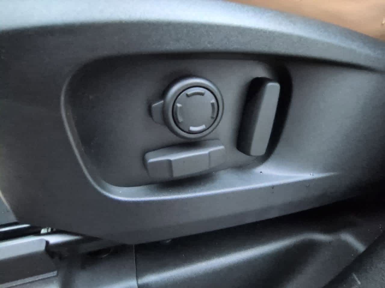 Thumbnail: 2025 Land Rover Defender - 17