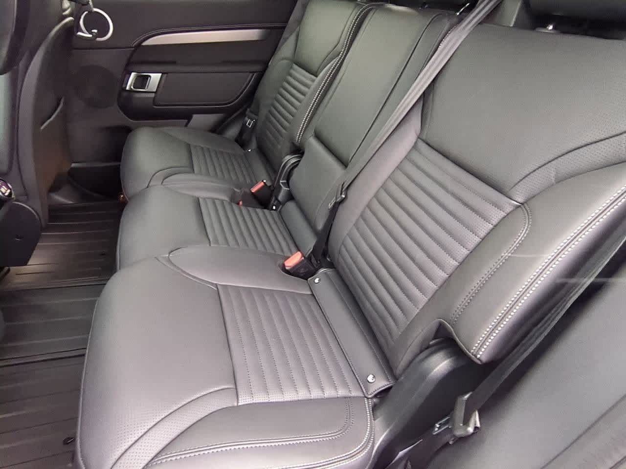 Thumbnail: 2026 Land Rover Discovery - 20