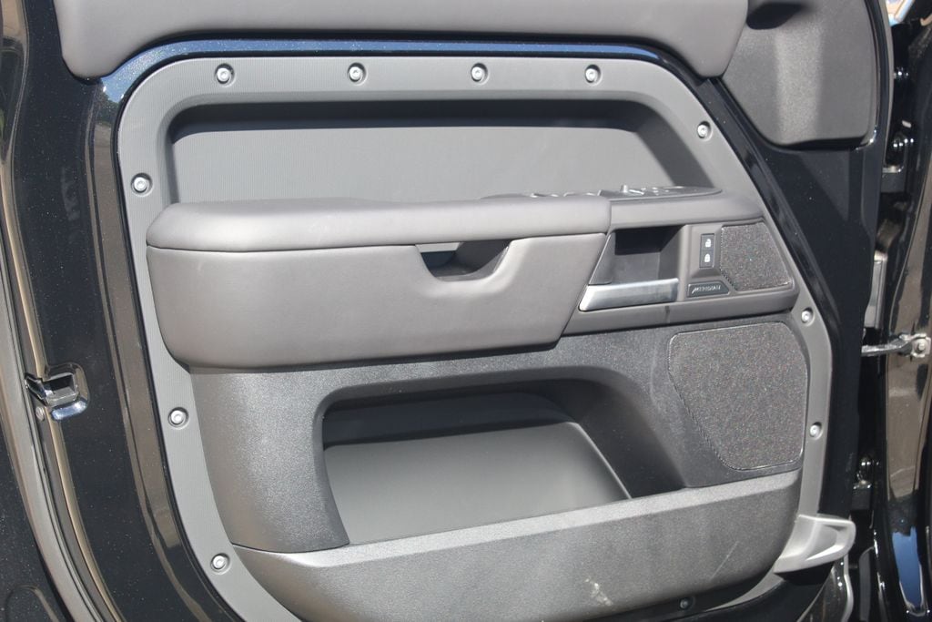 2025 Land Rover Defender S - Photo 21
