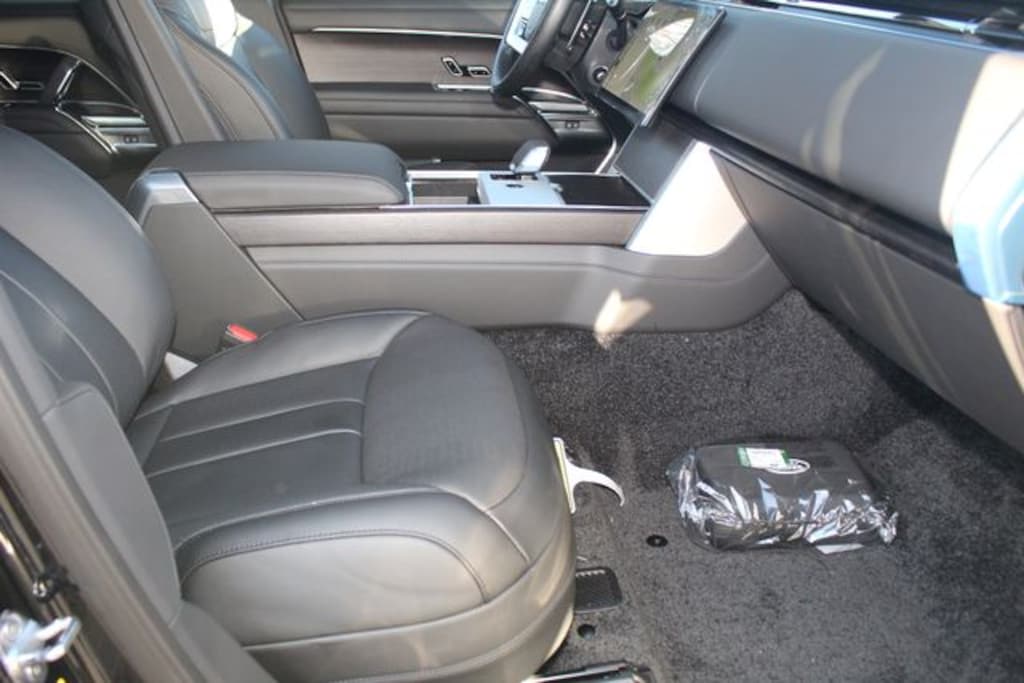 New 2025 Land Rover Range Rover SE SUV