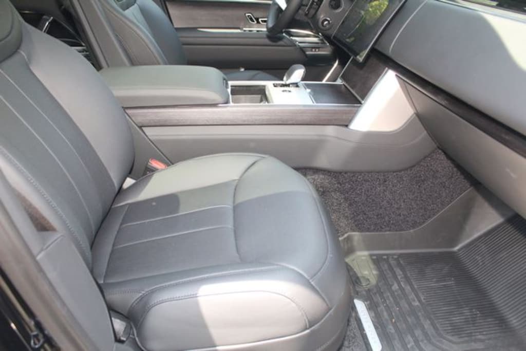 New 2025 Land Rover Range Rover SE SUV