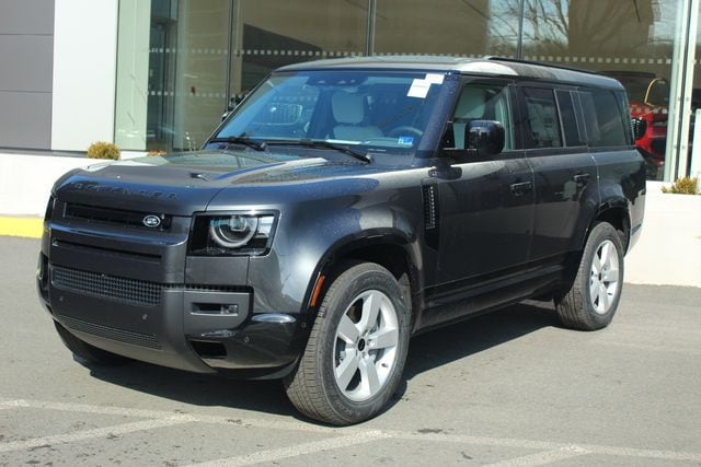 2026 Land Rover Defender 130 X-Dynamic SE P400's photo
