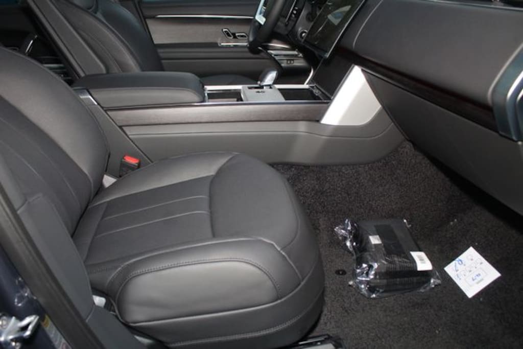 New 2026 Land Rover Range Rover SE SUV