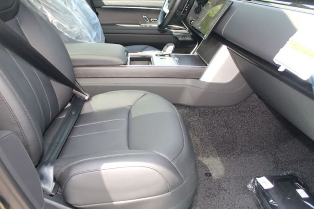 New 2025 Land Rover Range Rover SE SUV