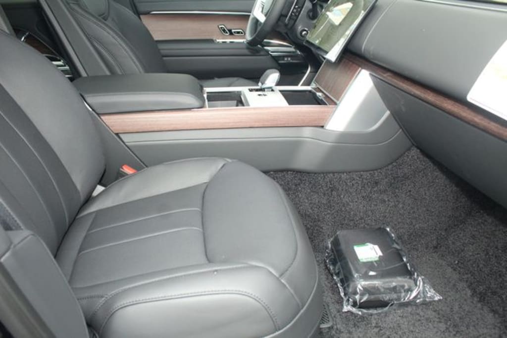 New 2026 Land Rover Range Rover SE SUV