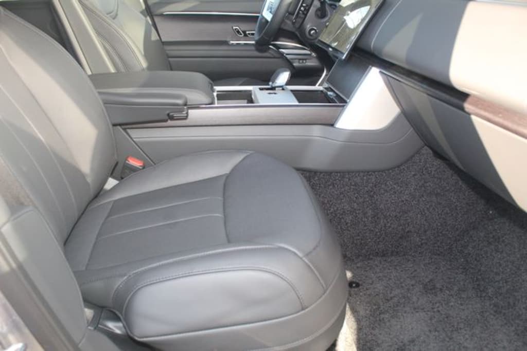 New 2026 Land Rover Range Rover SE SUV