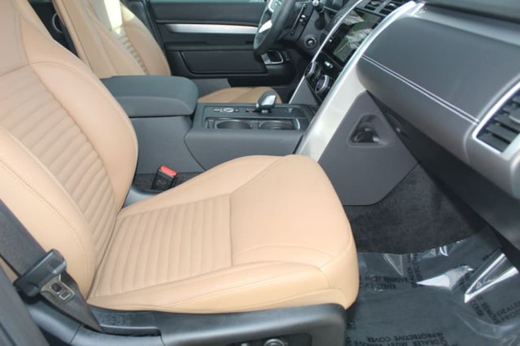 Certified 2025 Land Rover Discovery P360 Dynamic SE SUV