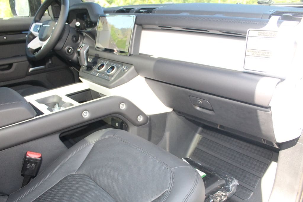 2025 Land Rover Defender S - Photo 24