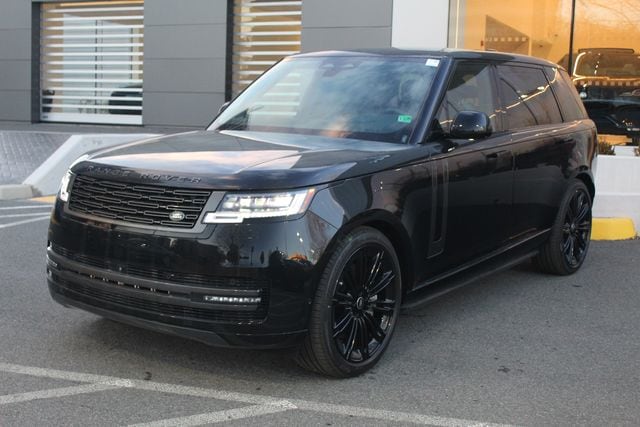 2025 Land Rover Range Rover SE's photo
