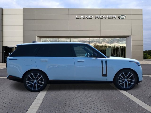 2025 Land Rover Range Rover SE photo 4