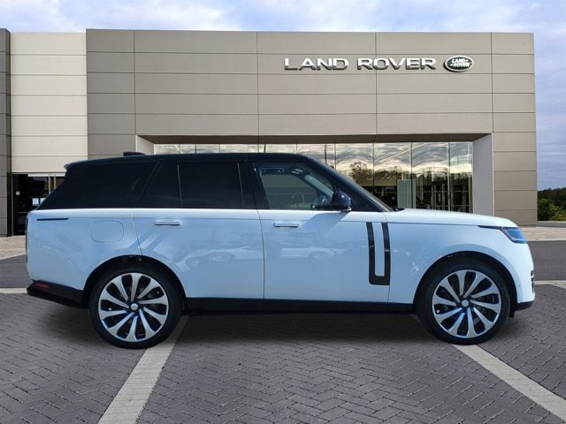 2025 Land Rover Range Rover SE photo 4