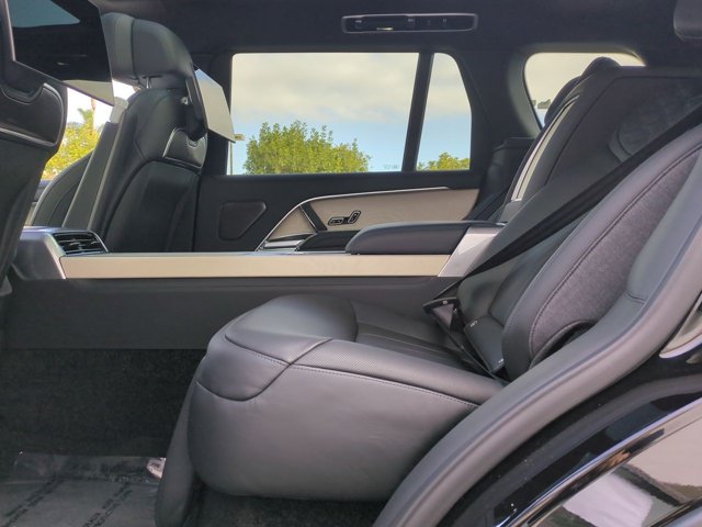 2025 Land Rover Range Rover SV - Photo 24