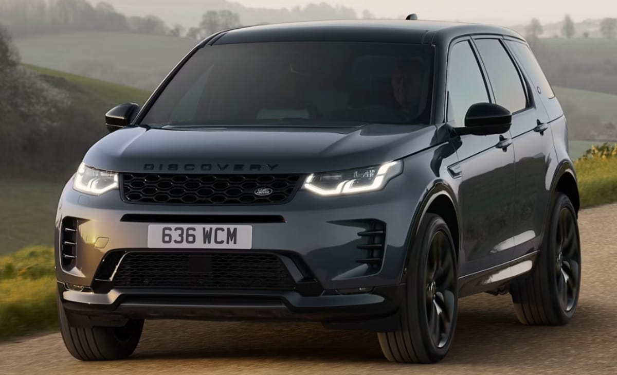 2025%20Land%20Rover%20Discovery%20driving%20on%20a%20path.jpg