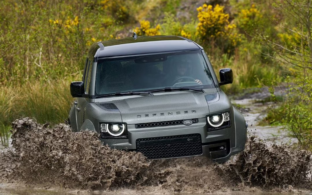 Land%20rover%20Defender%20Octa%20driving%20through%20the%20mud.png