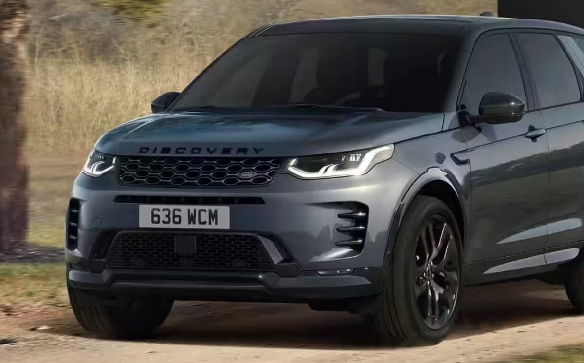 2025%20Land%20Rover%20Discovery%20driving%20on%20the%20road.jpg