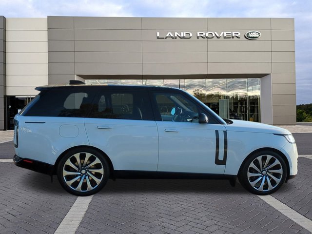2023 Land Rover Range Rover SE photo 3
