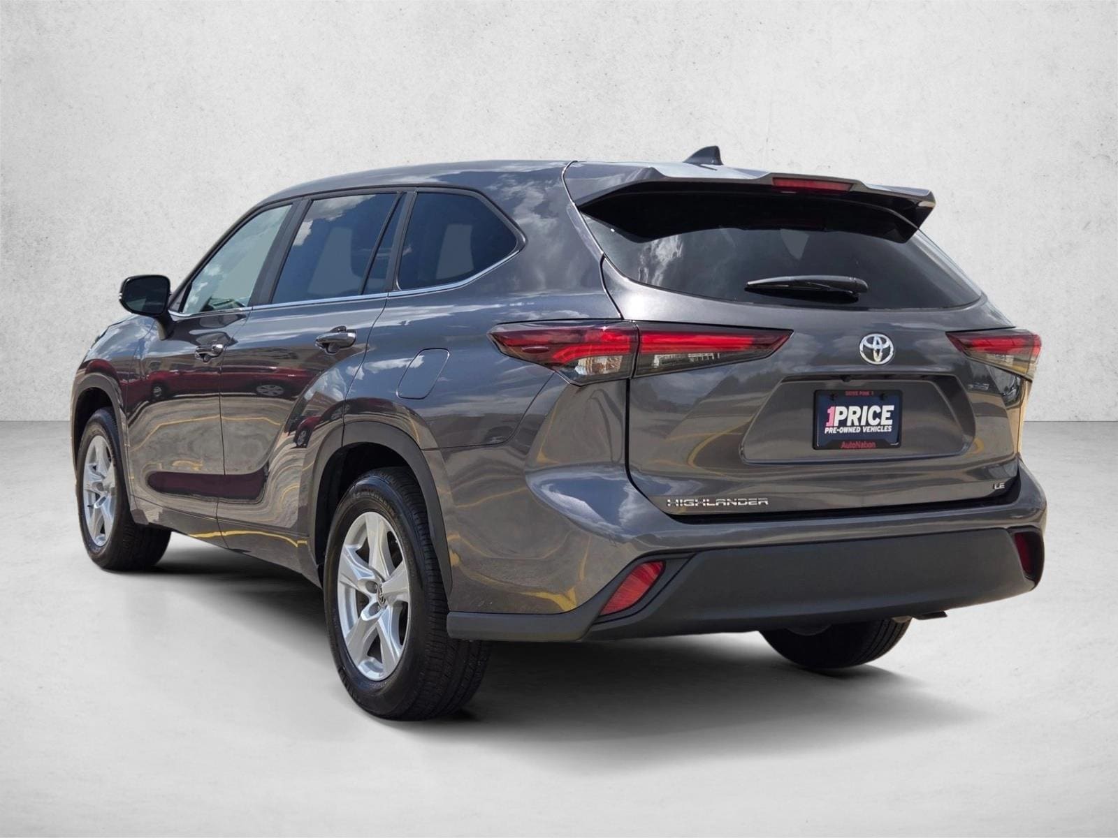 2025 Toyota Highlander LE - Photo 8