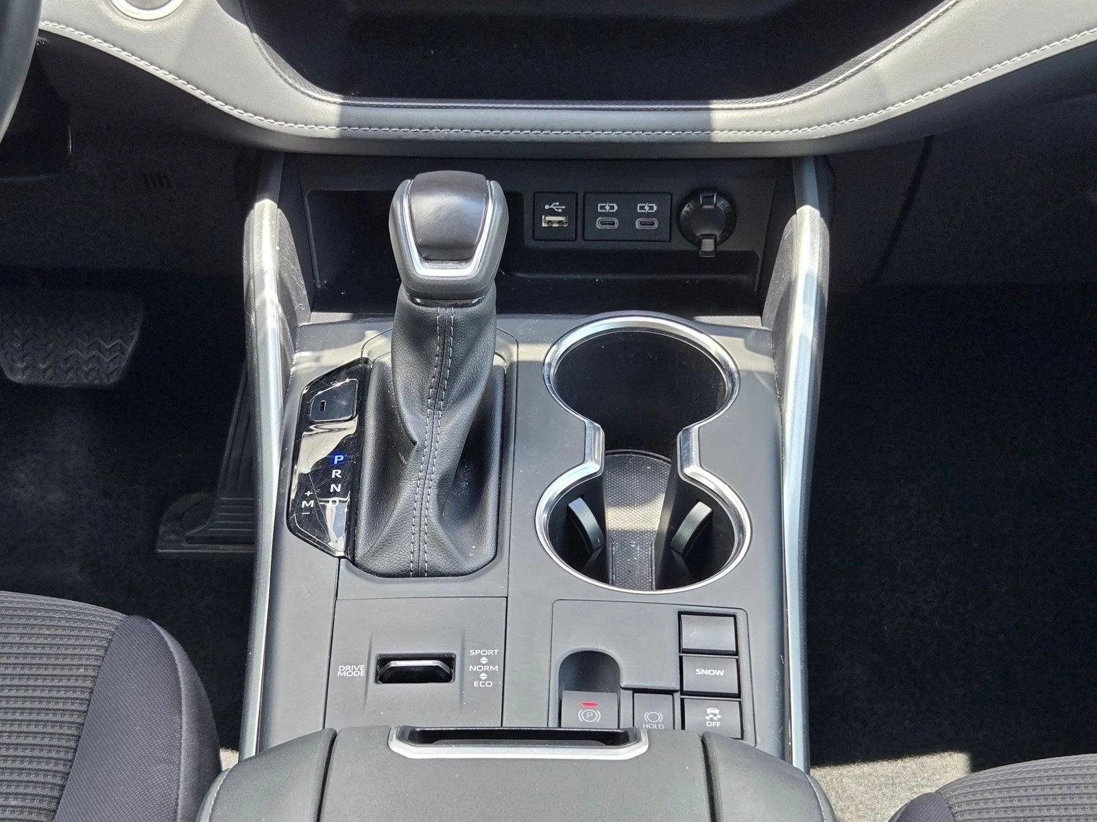 2025 Toyota Highlander LE - Photo 12