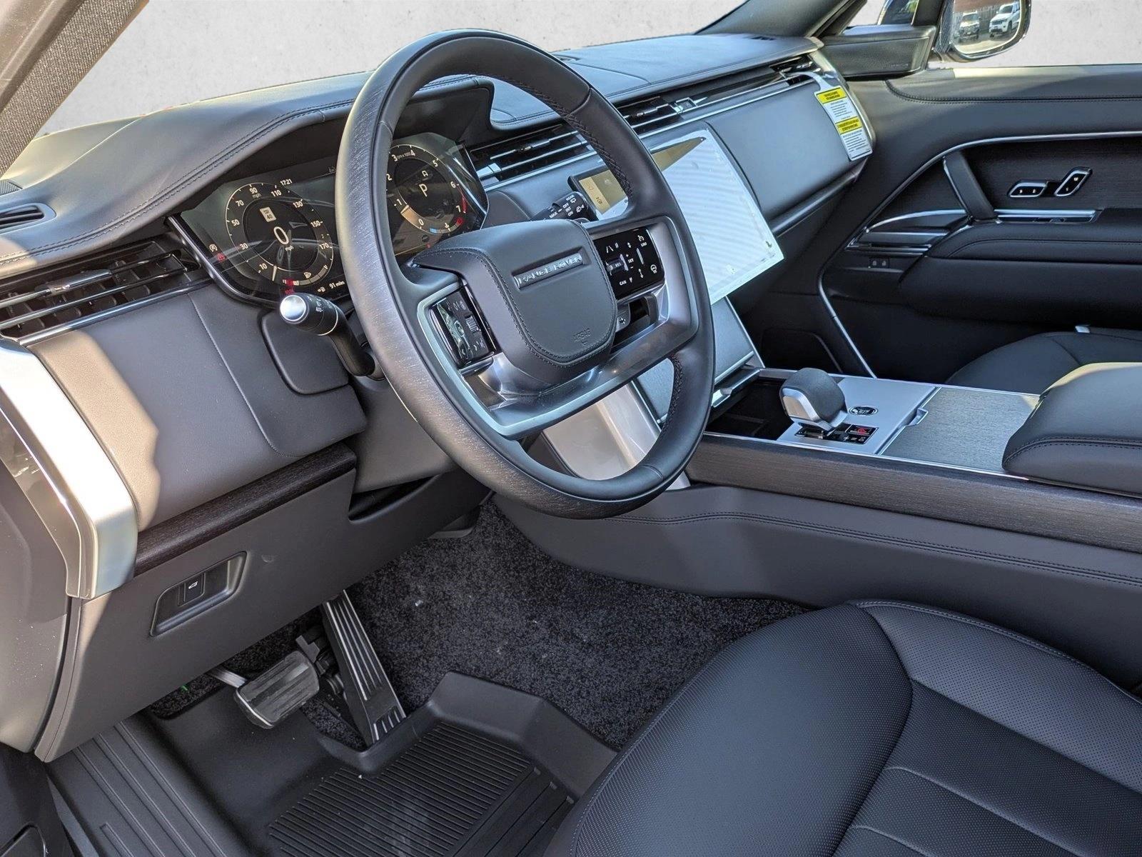 2025 Land Rover Range Rover SE photo 3