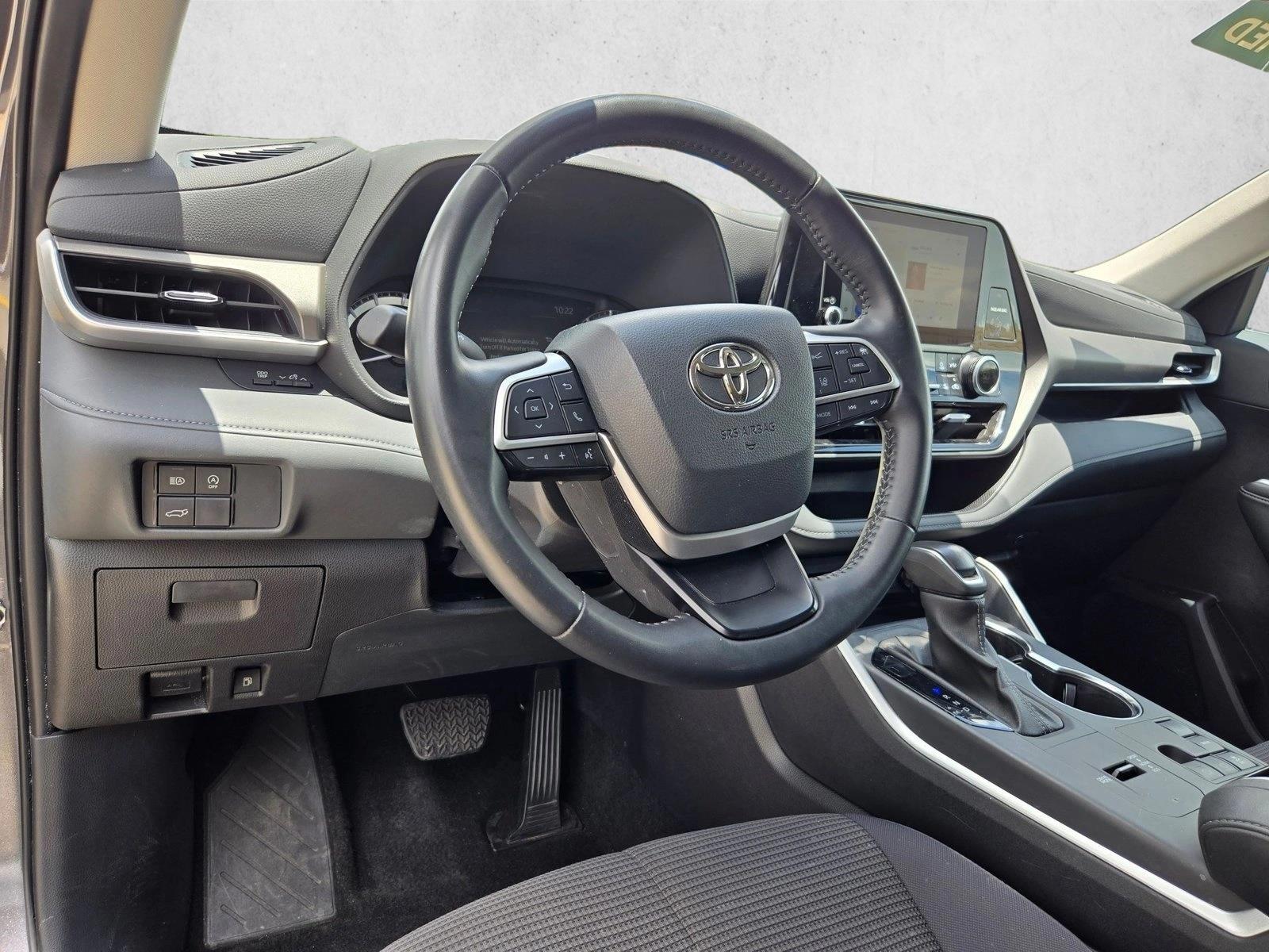 2025 Toyota Highlander LE - Photo 10