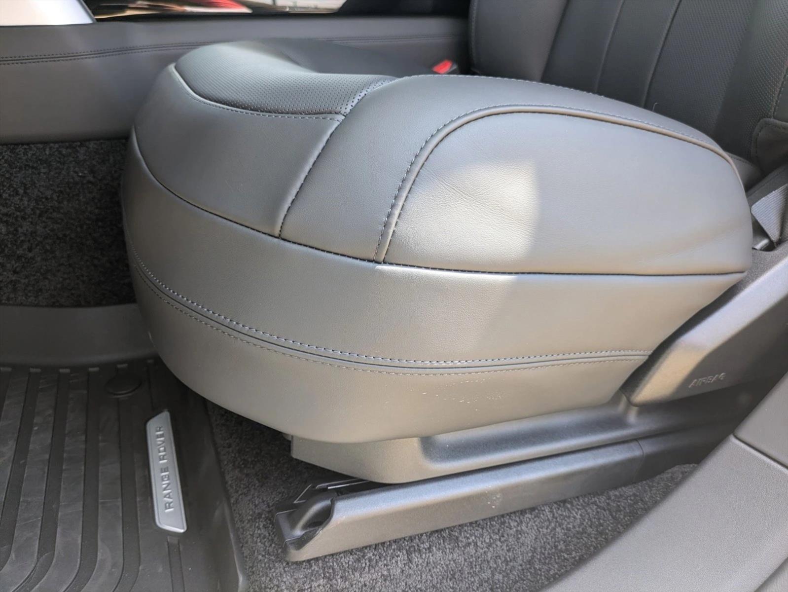 2025 Land Rover Range Rover SE photo 4