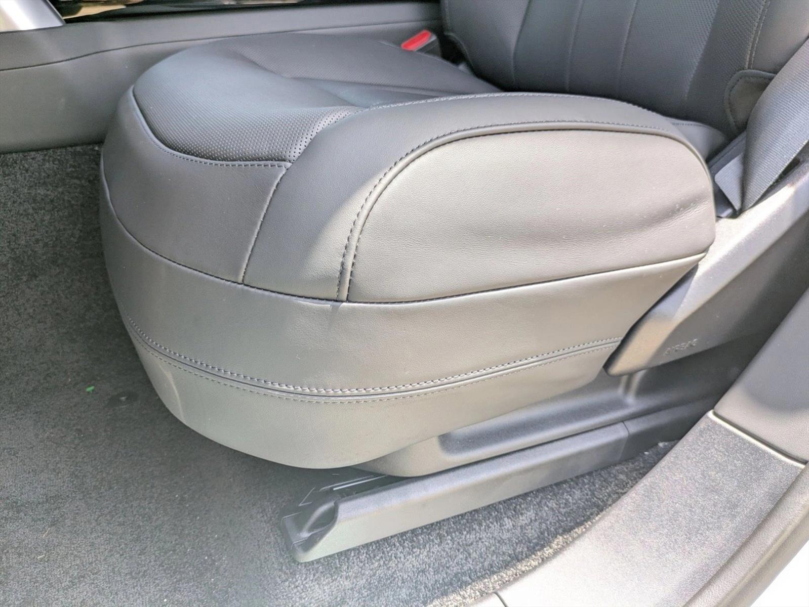 2025 Land Rover Range Rover SE photo 3