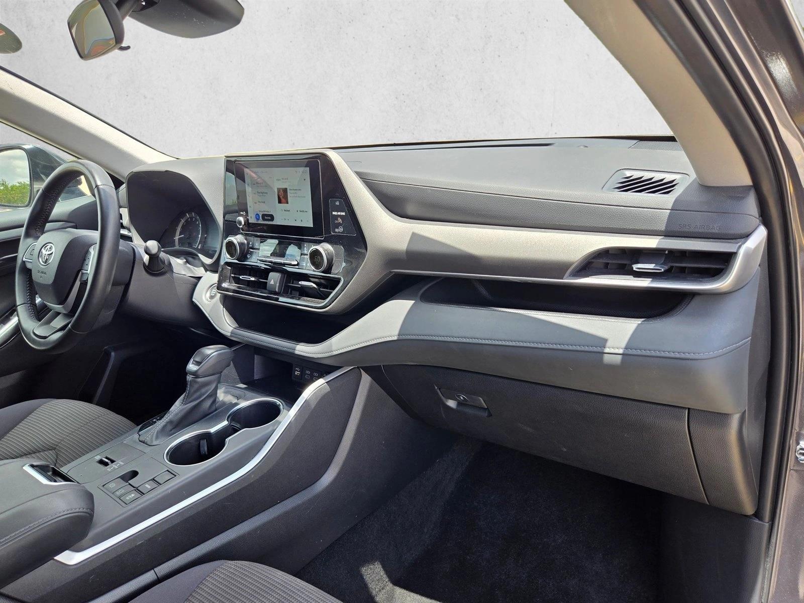 2025 Toyota Highlander LE - Photo 20