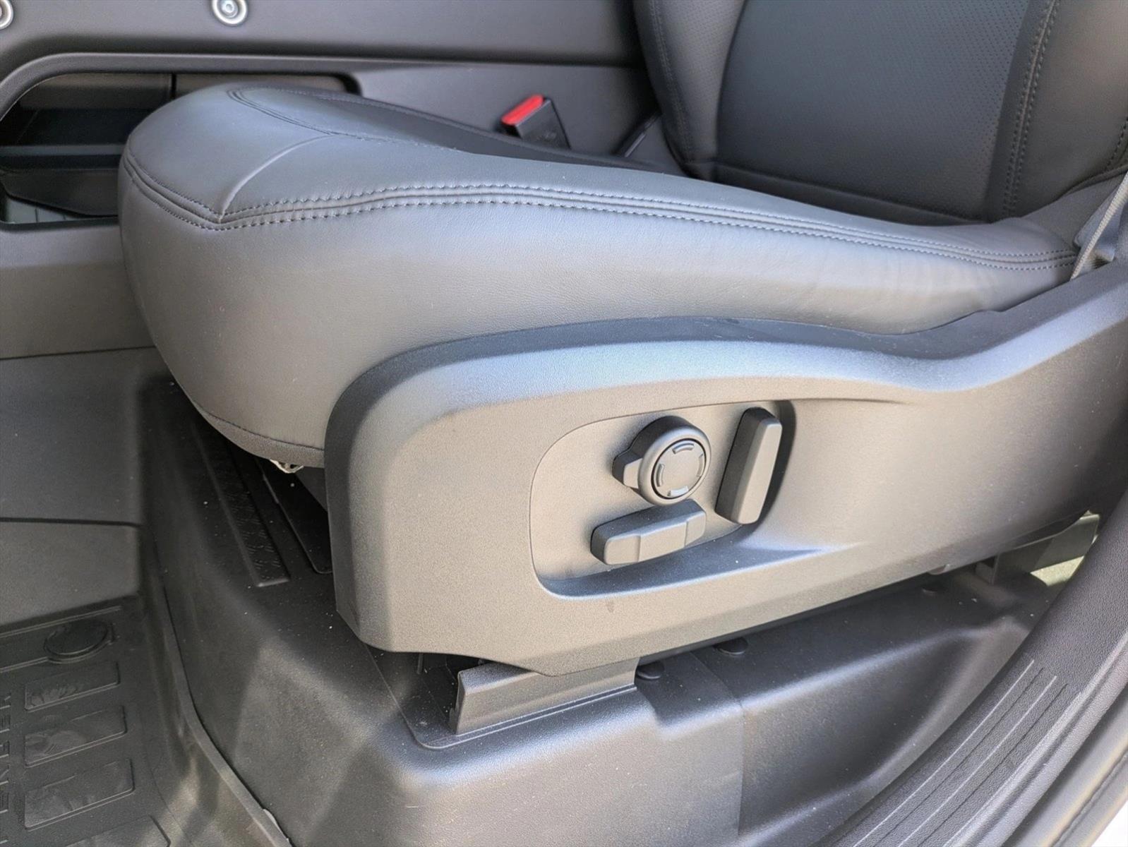 2026 Land Rover Defender 110 X-Dynamic SE photo 3