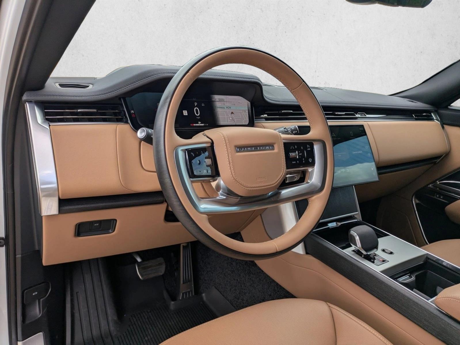 2025 Land Rover Range Rover SE photo 3