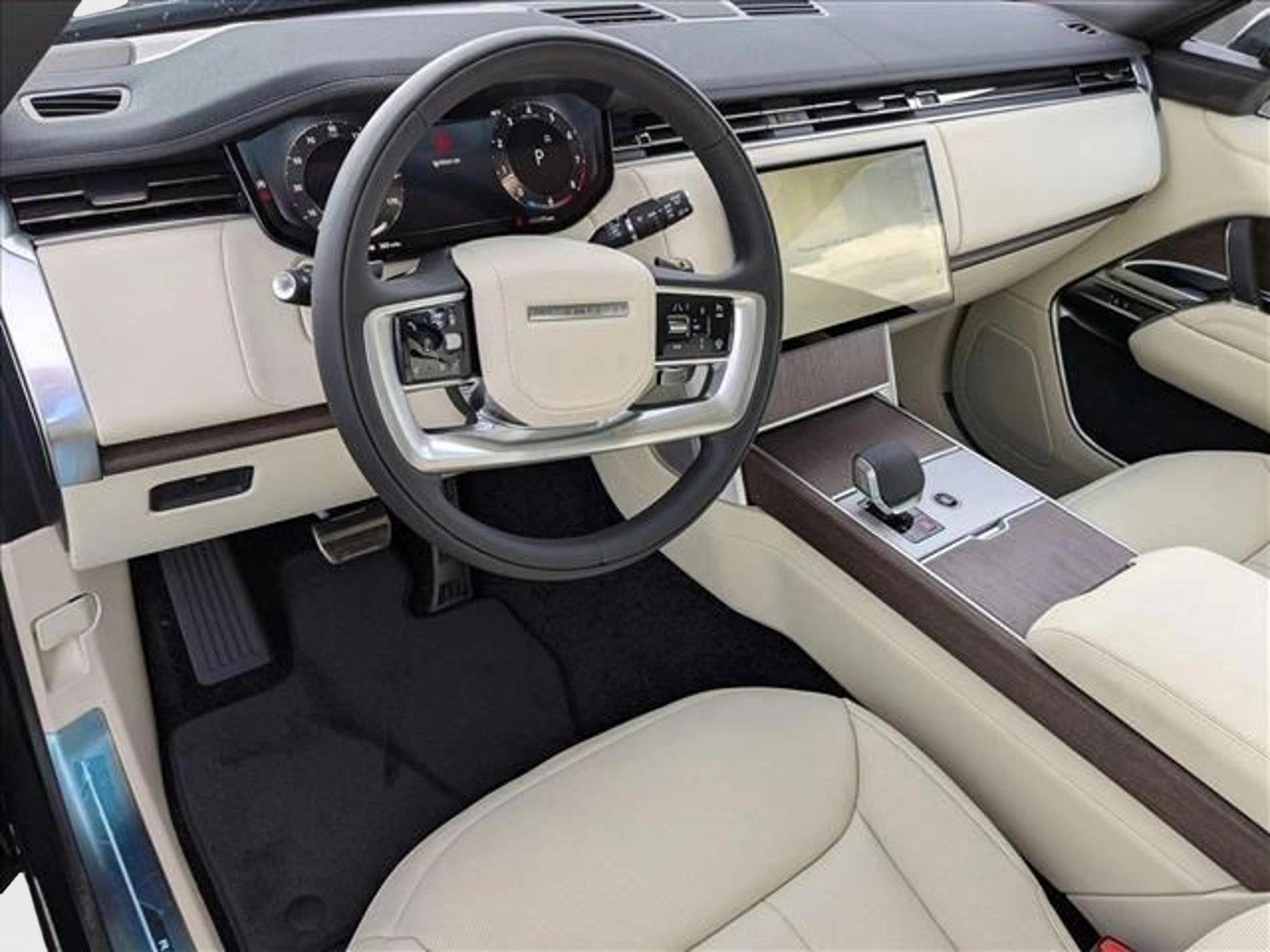 2025 Land Rover Range Rover SE photo 2