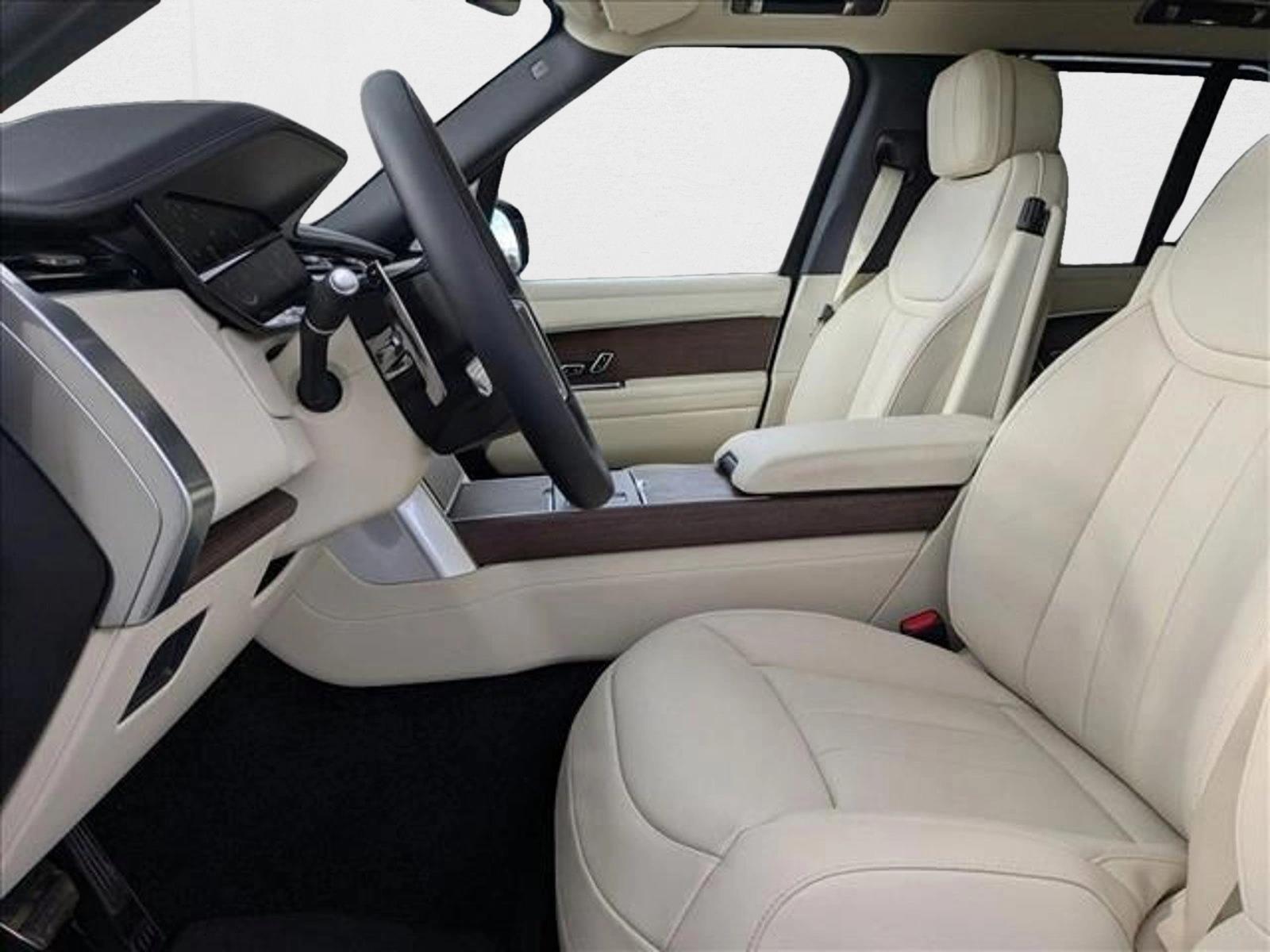 2025 Land Rover Range Rover SE photo 3