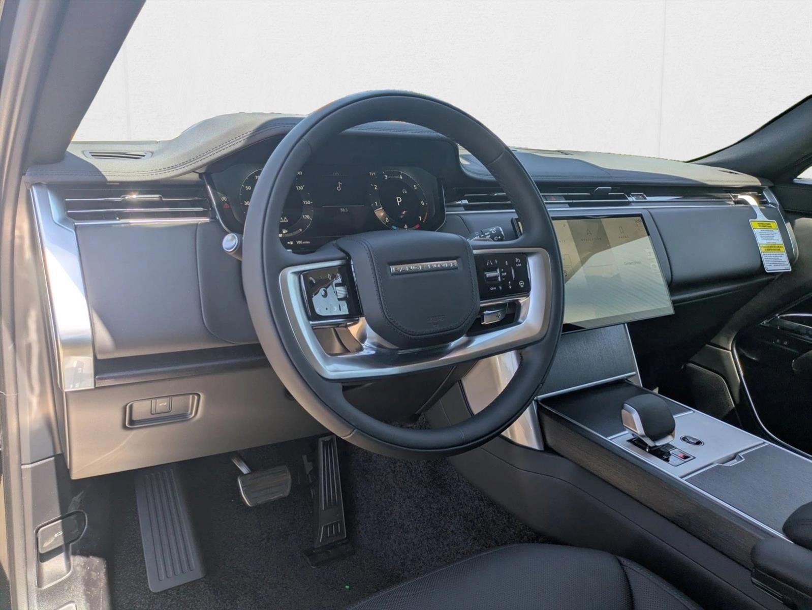2025 Land Rover Range Rover SE photo 2