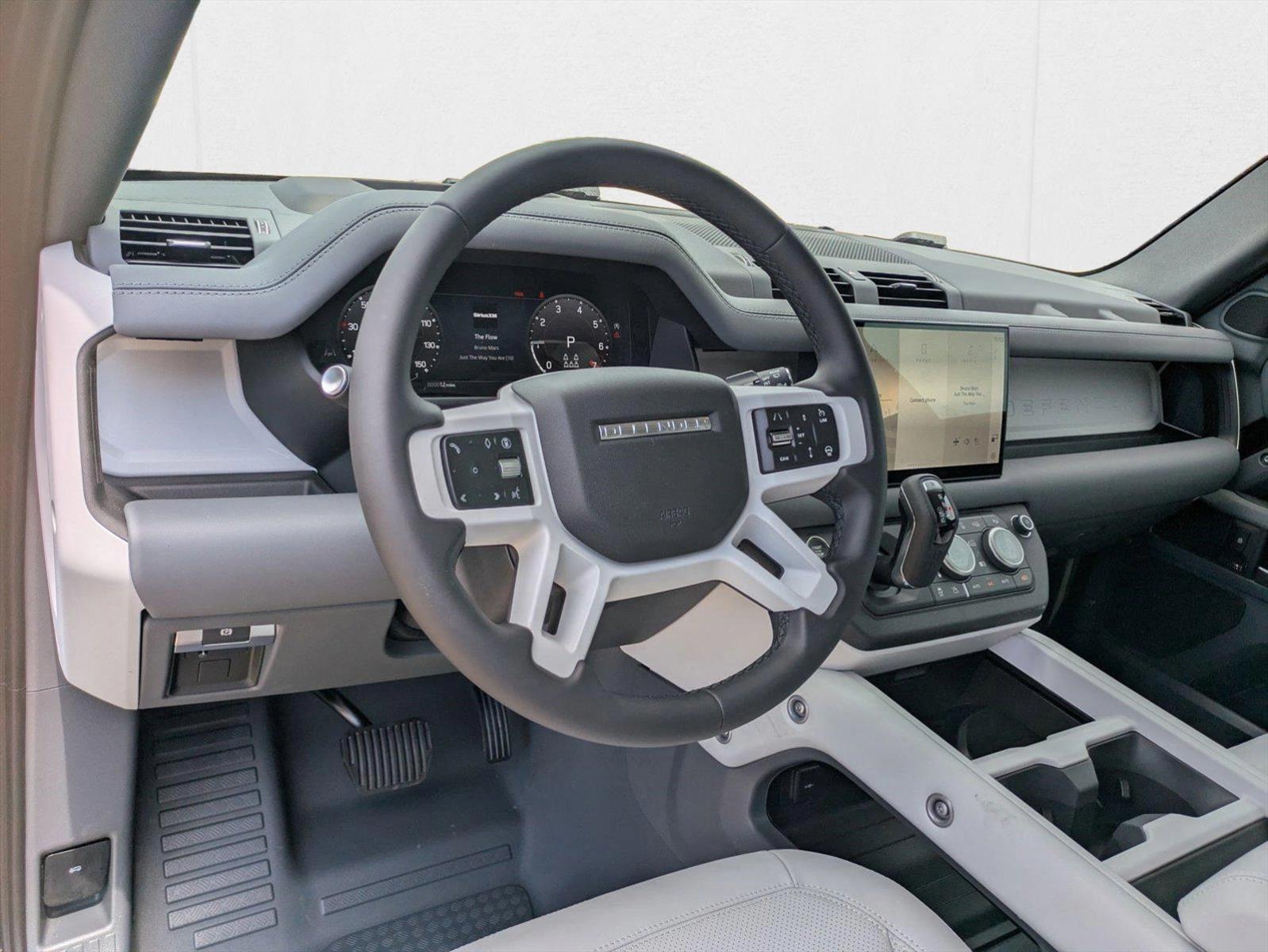 2025 Land Rover Defender 130 X-Dynamic SE photo 3