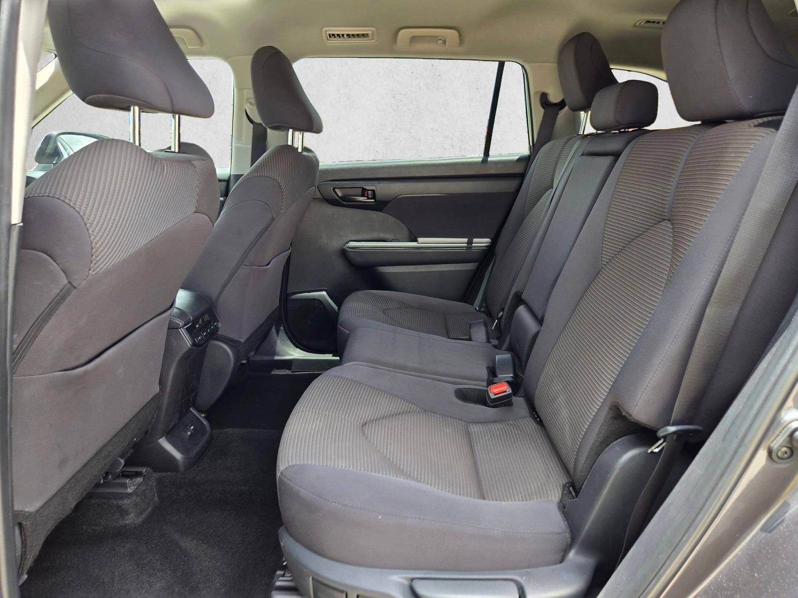 2025 Toyota Highlander LE - Photo 17