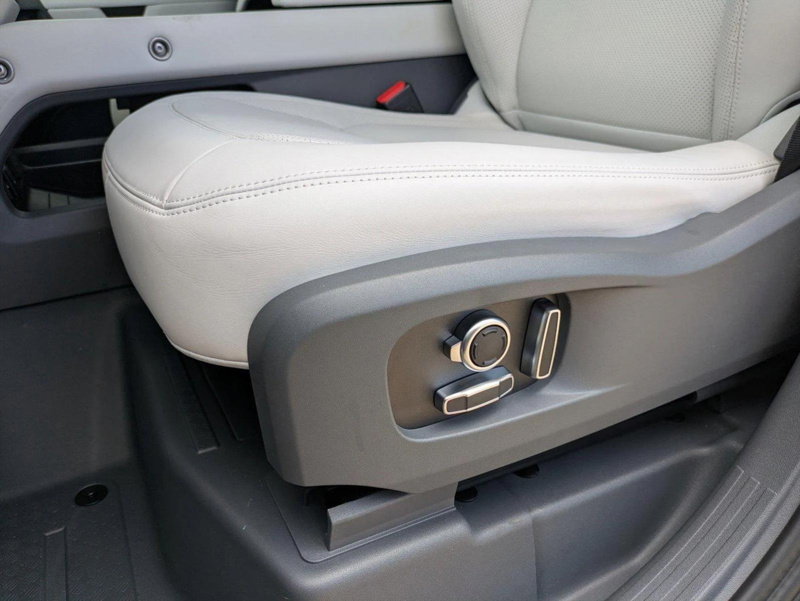 2025 Land Rover Defender 130 X-Dynamic SE photo 4