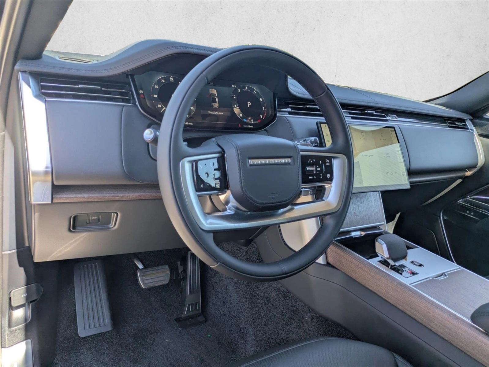 2025 Land Rover Range Rover SE photo 3