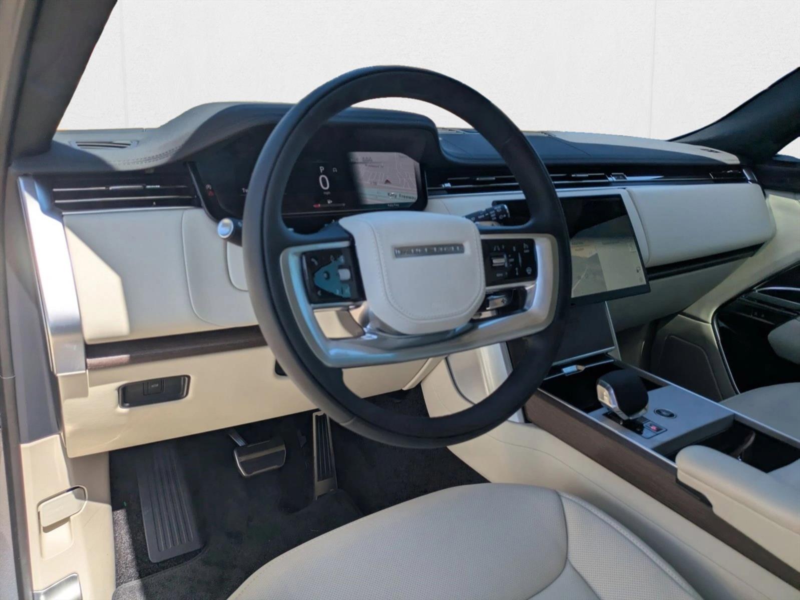 2025 Land Rover Range Rover SE photo 3