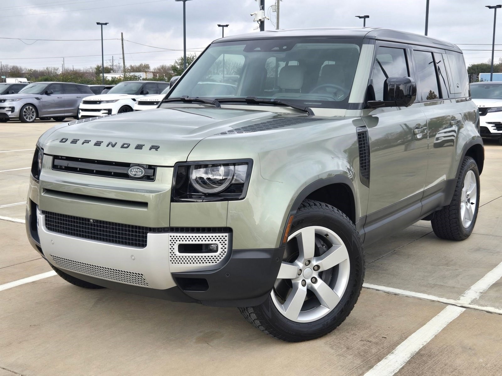 2024 Land Rover Defender SE's photo