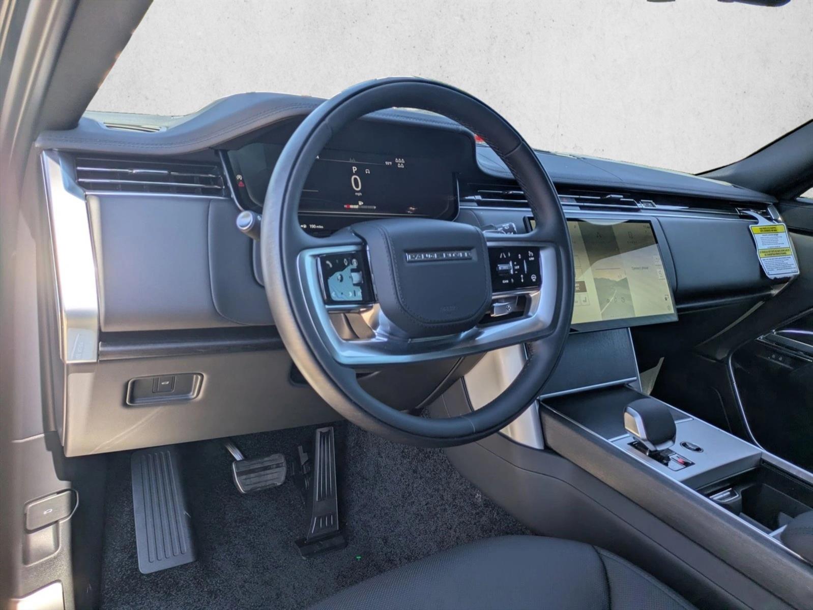 2025 Land Rover Range Rover SE photo 3