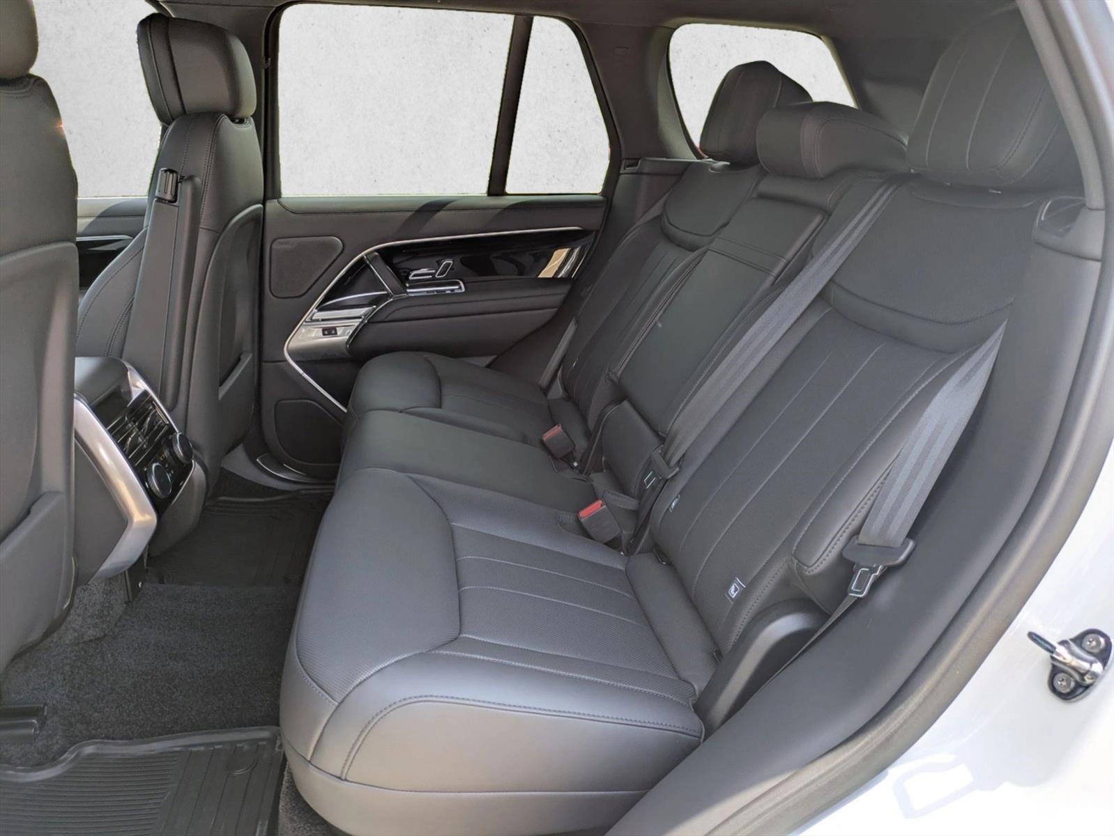 2025 Land Rover Range Rover SE - Photo 16