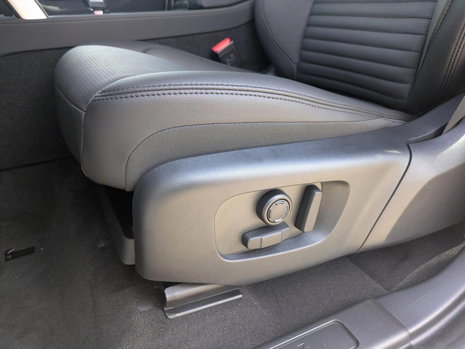 2025 Land Rover Discovery Sport S photo 3