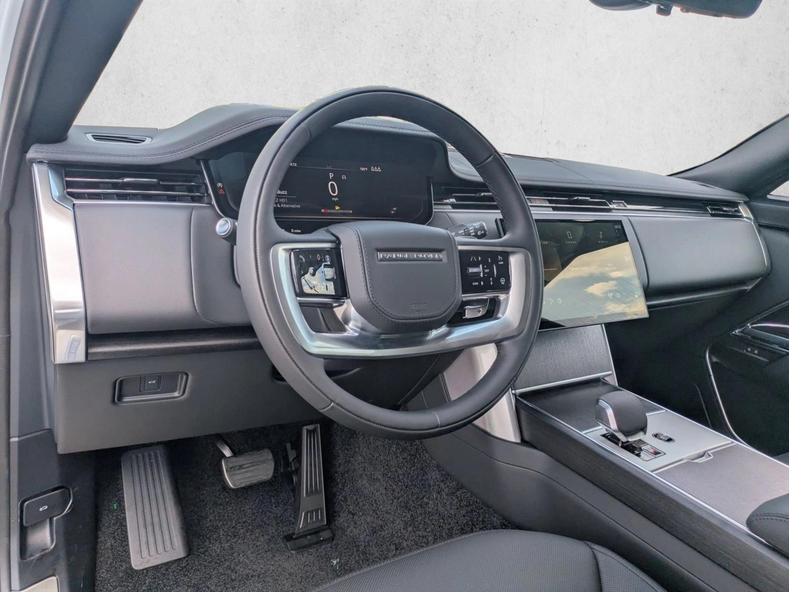 2025 Land Rover Range Rover SE photo 2