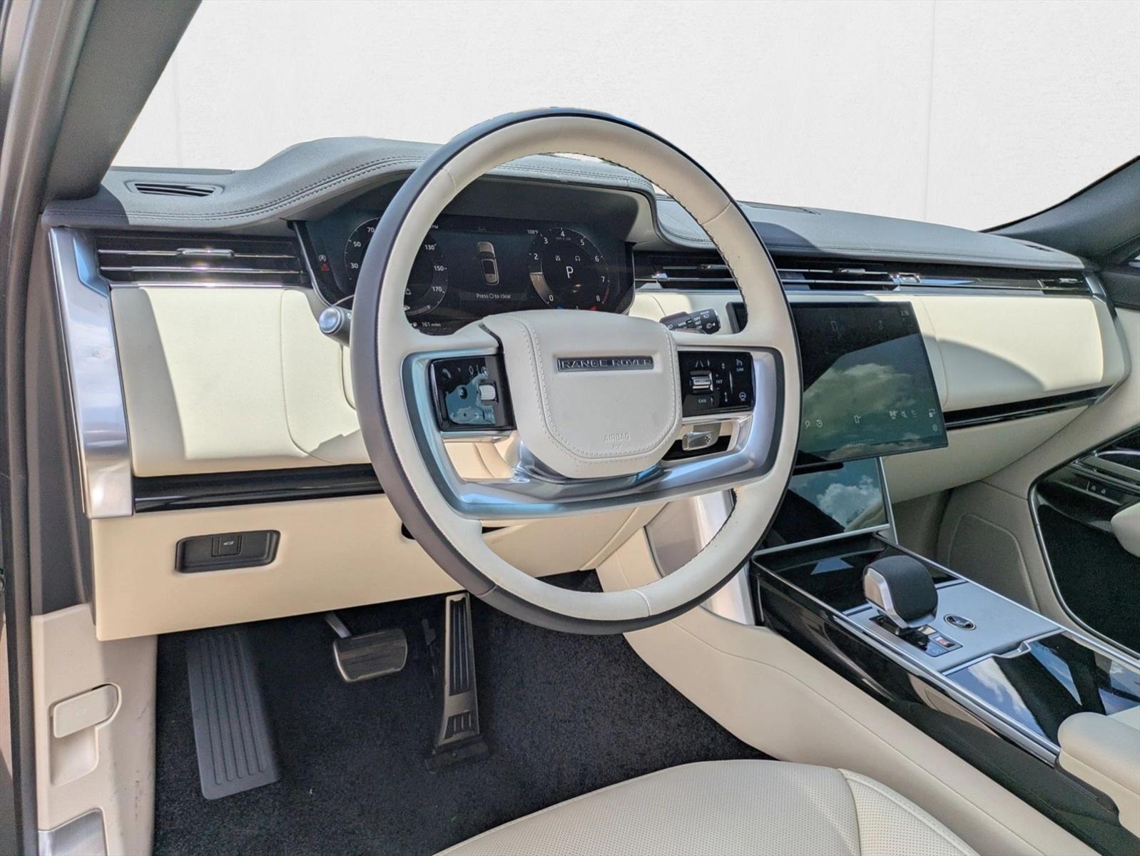 2025 Land Rover Range Rover SE photo 2