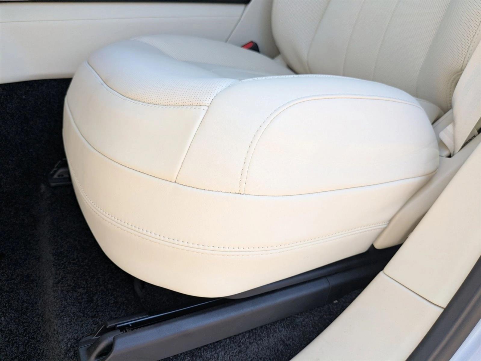 2025 Land Rover Range Rover SE photo 2