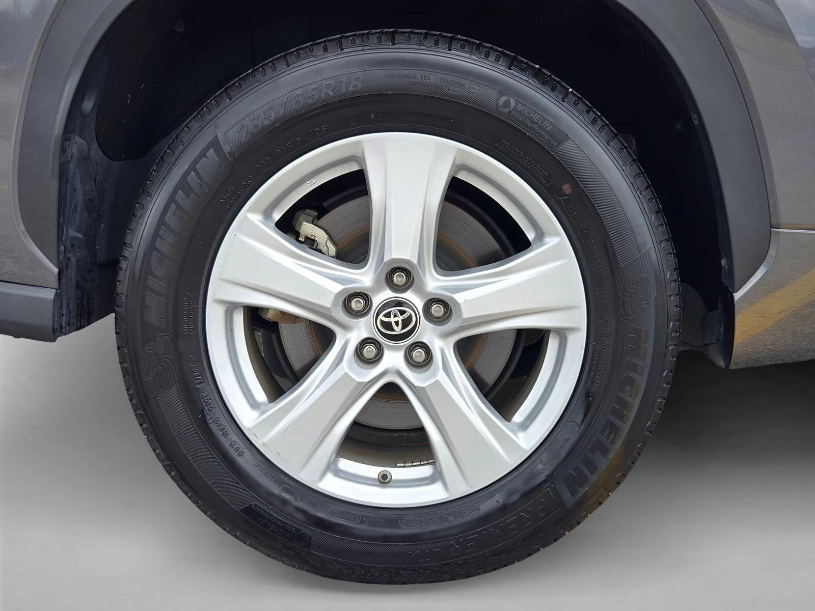 2025 Toyota Highlander LE - Photo 22