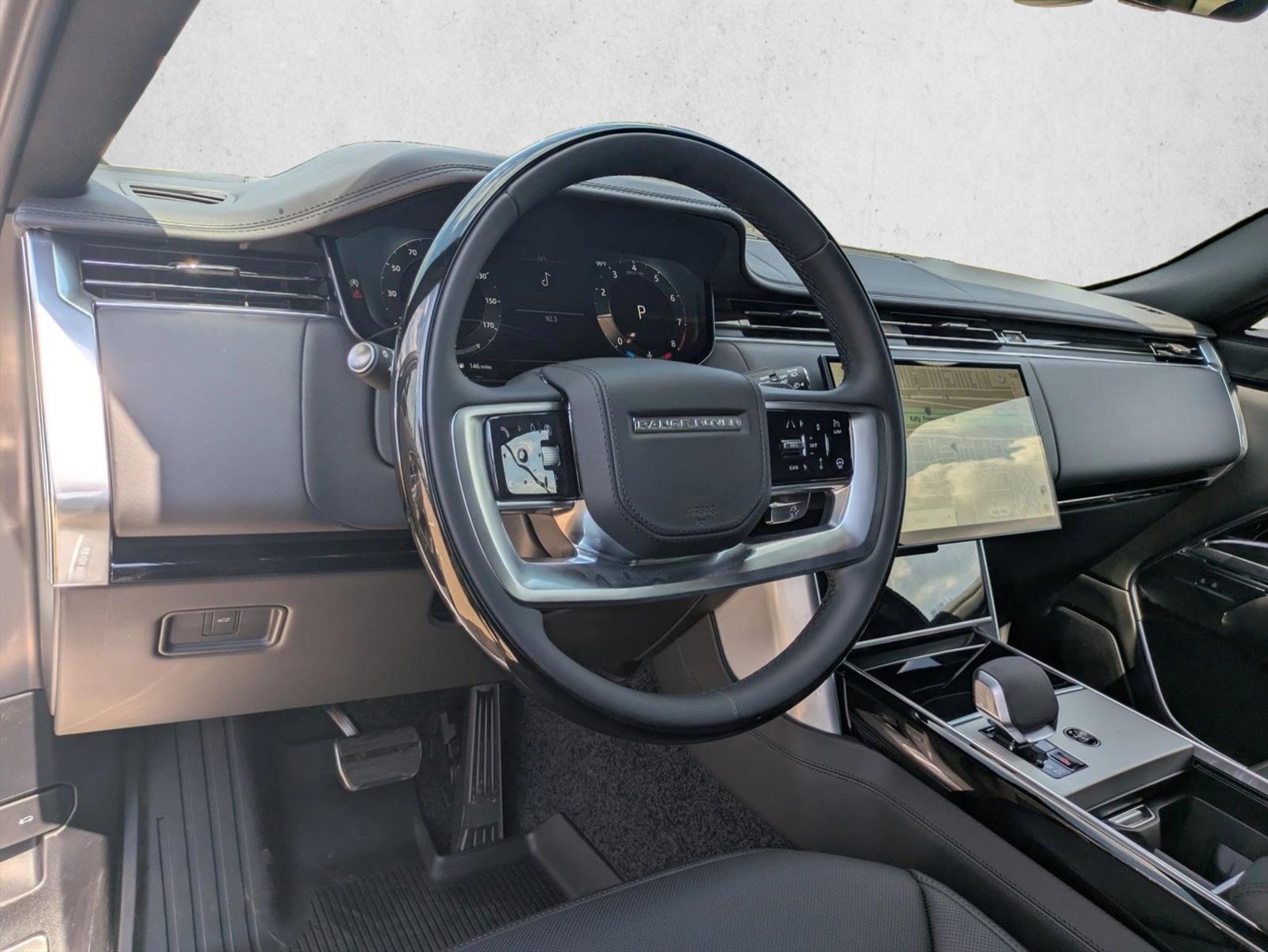 2025 Land Rover Range Rover SE photo 3