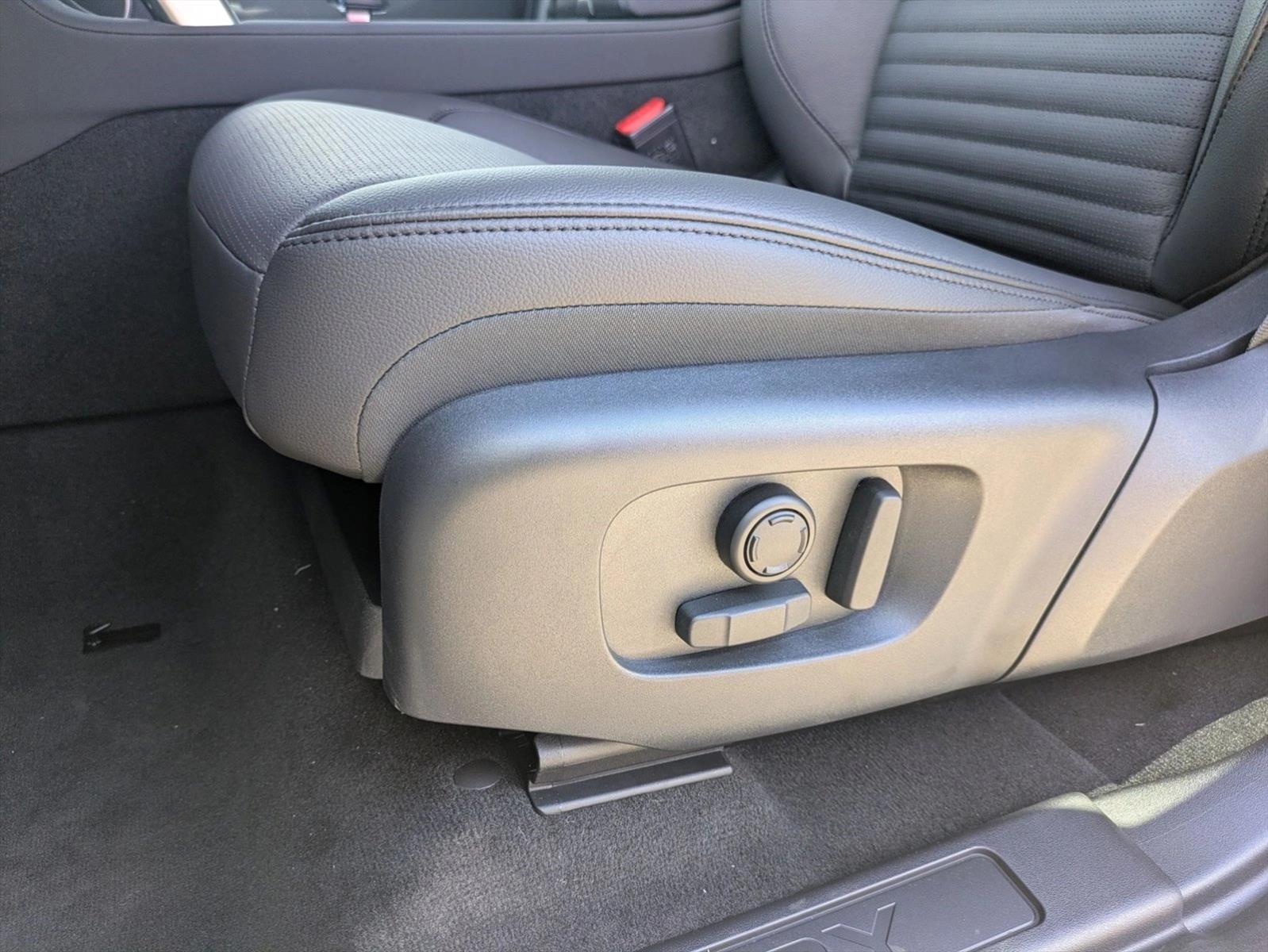 2025 Land Rover Discovery Sport S photo 4