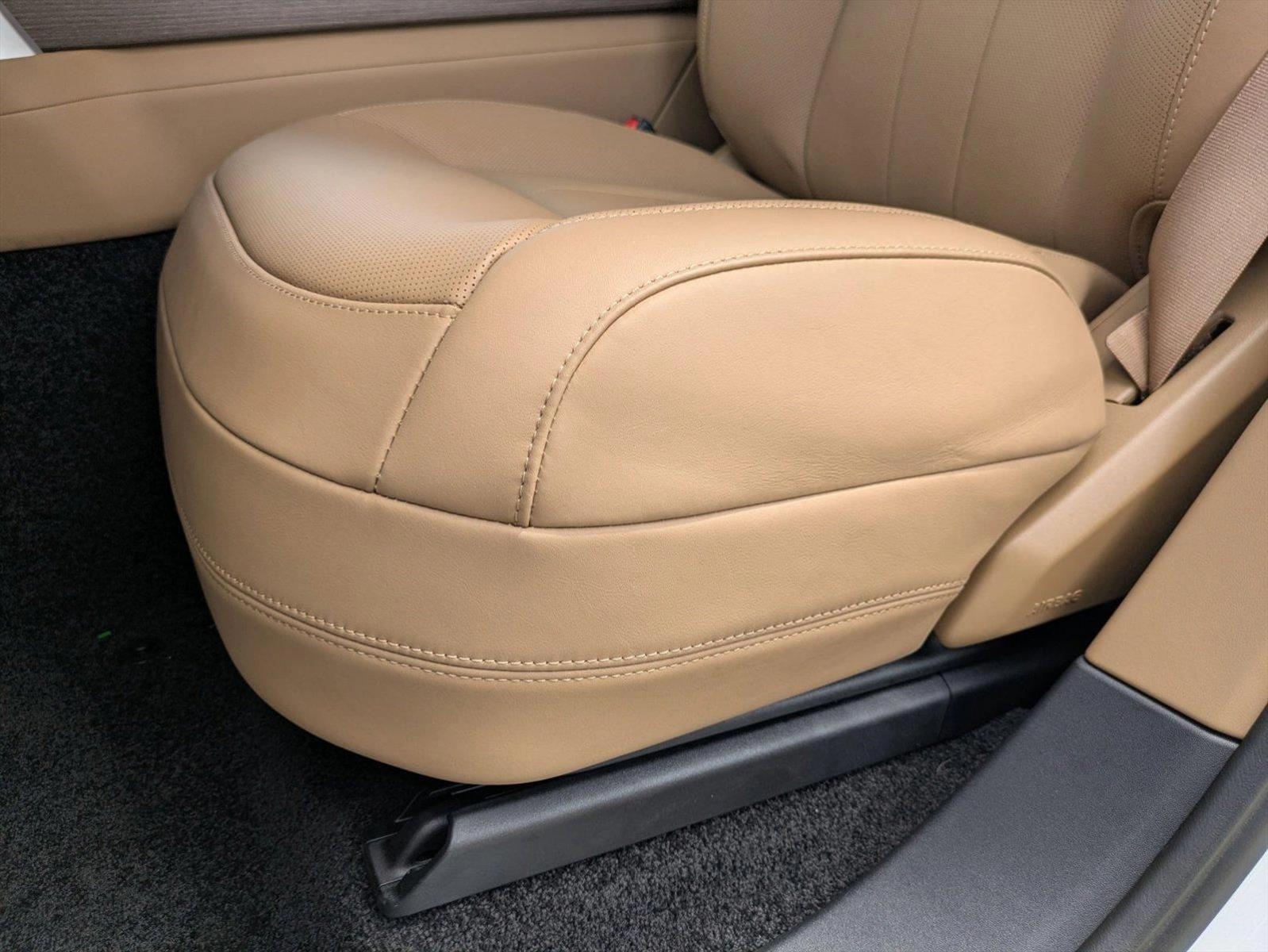 2025 Land Rover Range Rover SE photo 3