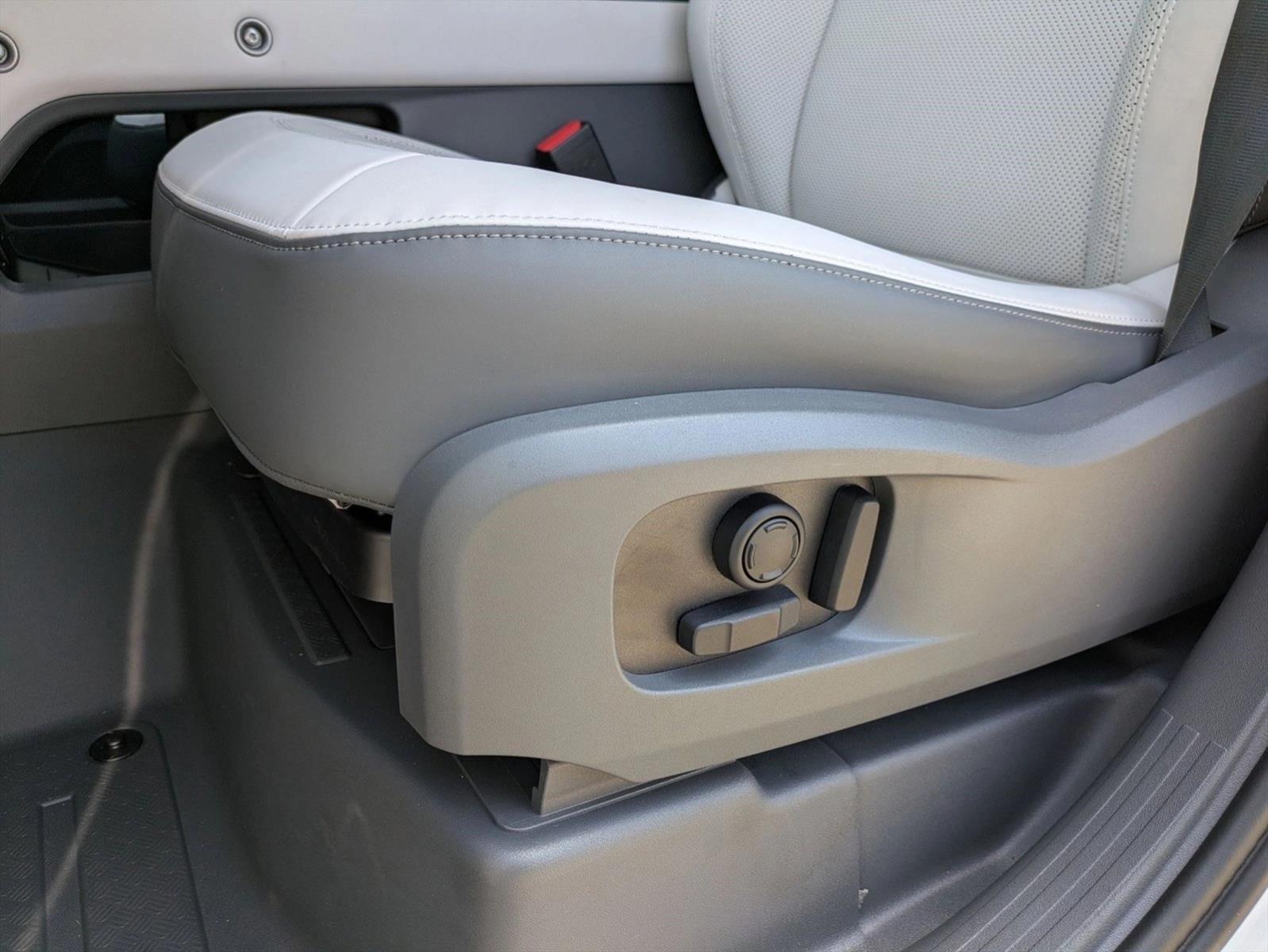 2025 Land Rover Defender 110 X-Dynamic SE photo 4